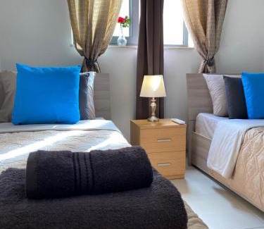 Ta' Giorni Apartamento | St Julians Cute Holiday Apartment with side seaview