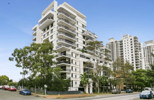 St. Leonards Apartamento | St Leonards- HERB8 - Herbert Street - Modern 1BR with Balcony, Parking Pool in St Leonards
