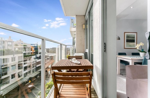 St. Leonards Apartamento | St Leonards- TRNT2 - Albany Street - Spacious 2BR with Sunny Balcony, Parking Walk to Cafes