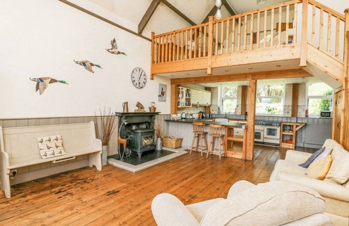 Llandrindod Wells Cabaña | ST. MARKS SCHOOL HOUSE, pet friendly, with a garden in Rhayader