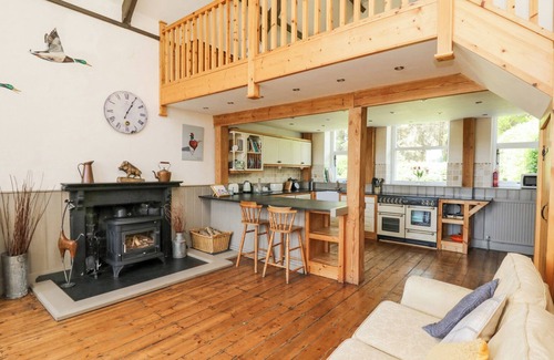 Llandrindod Wells Cabaña | ST. MARKS SCHOOL HOUSE, pet friendly, with a garden in Rhayader