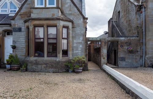 Troon Apartamento | St Meddans Mews - Donnini Apartments