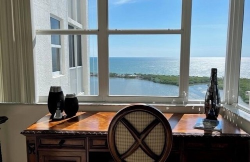 Pelican Bay Condominio | St. Nicole Condo in Pelican Bay, Naples, Florida with Gorgeous Gulf Views