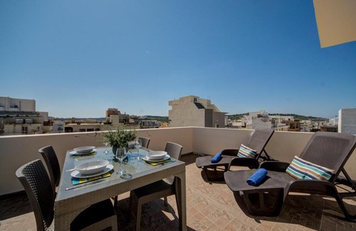 Bugibba Apartamento | St Paul's Bay Penthouse with Views