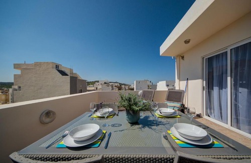 Bugibba Apartamento | St Paul's Bay Penthouse with Views