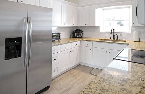 Pinellas Park Casa | St. Pete Backyard Haven: Pickleball/Pool/Bar/Golf