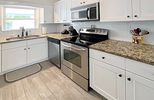 Pinellas Park Casa | St. Pete Backyard Haven: Pickleball/Pool/Bar/Golf