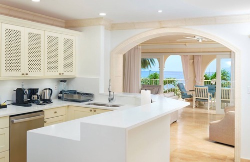 Little Battaleys Apartamento | St Peter's Bay 301 - Modern Beachfront Condo