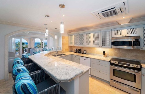 Little Battaleys Apartamento | St Peter's Bay 402 - Modern Beachfront Condo