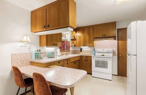 White Center Casa | ST28: 60's Seattle Retro