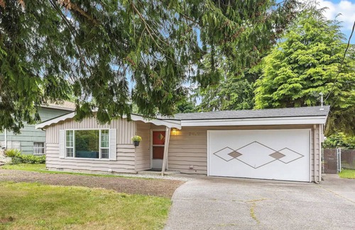 White Center Casa | ST28: 60's Seattle Retro