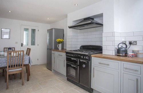 Llanfaethlu Cabaña | STABL BACH, pet friendly, character holiday cottage in Llanfaethlu