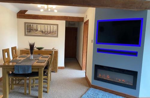 Cirencester Casa | Stable Cottage, Old Mill Farm, Cotswold Water Park