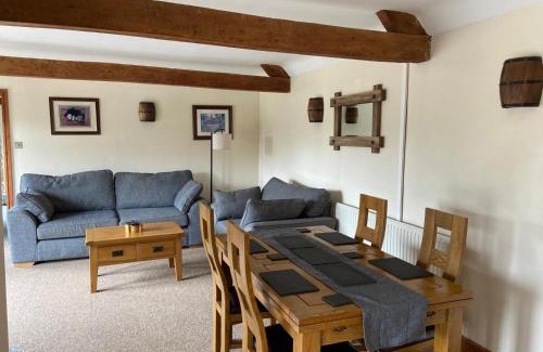 Cirencester Casa | Stable Cottage, Old Mill Farm, Cotswold Water Park