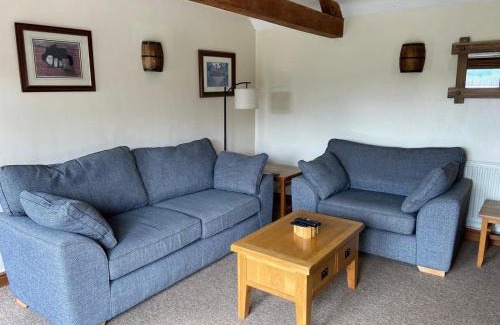 Cirencester Casa | Stable Cottage, Old Mill Farm, Cotswold Water Park