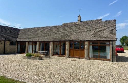 Cirencester Casa | Stable Cottage, Old Mill Farm, Cotswold Water Park