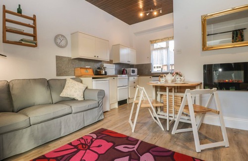 Fiddington Cabaña | STABLE COTTAGE, pet friendly, country holiday cottage in Triscombe