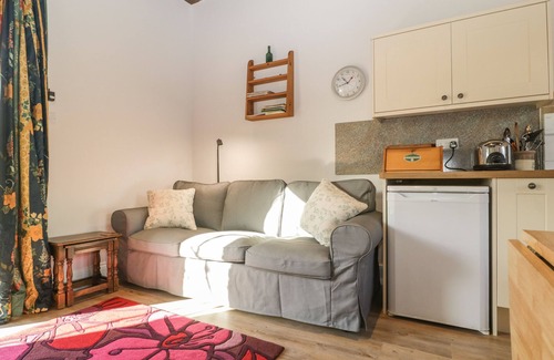 Fiddington Cabaña | STABLE COTTAGE, pet friendly, country holiday cottage in Triscombe