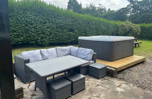Alderbury Cabaña | Stables Cottage by Group Retreats