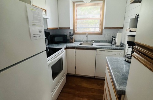 Green Bay Casa | Stadium 2.9 Miles {Unique} KING BED Loft Area 1.5 BATHROOMS Plus Office