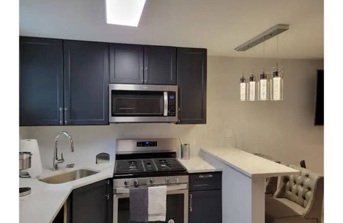 Downtown Baltimore Casa | Stadium Across The Street & University Of Maryland Medical School Bocks Away!