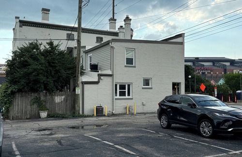 Babe Denny Casa | Stadium Stays #2 in downtown INDY. 5 minute walk to the Stadium. Free parking.