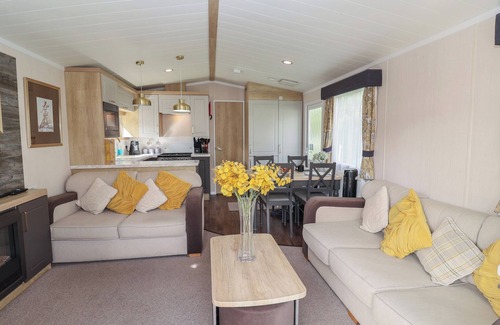 Hopton Cabaña | STAG LODGE, CARAVAN 70, with pool in Belton, Norfolk