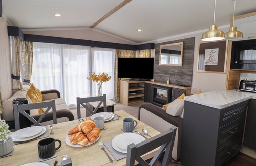 Hopton Cabaña | STAG LODGE, CARAVAN 70, with pool in Belton, Norfolk