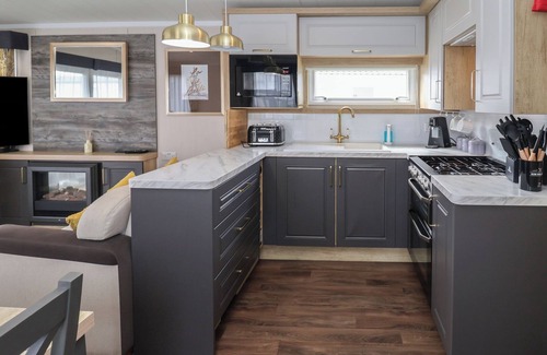 Hopton Cabaña | STAG LODGE, CARAVAN 70, with pool in Belton, Norfolk