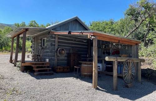 Collbran Cabina | Stagecoach Cabin - antique western charm