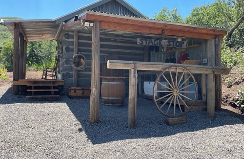 Collbran Cabina | Stagecoach Cabin - antique western charm