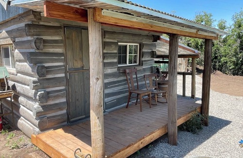 Collbran Cabina | Stagecoach Cabin - antique western charm