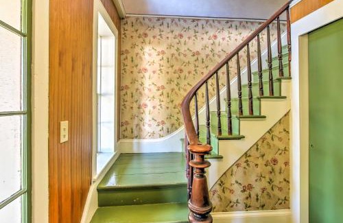 Poquetanuck Apartamento | Stagecoach Inn-Historic Home with Patio by Casinos!