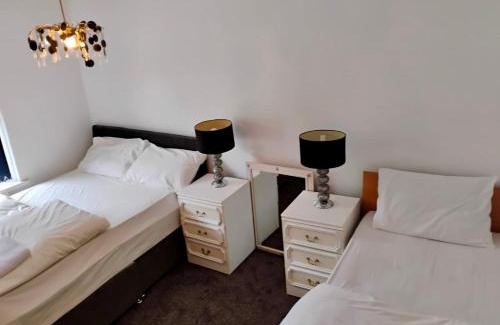 Cradley Casa | Stainless Guests house