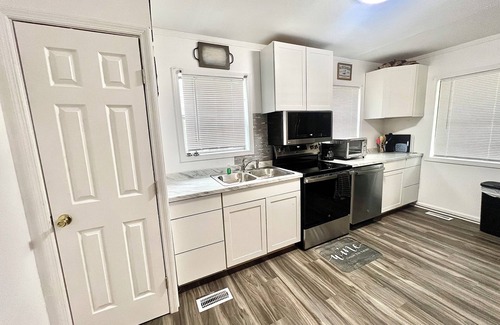 Athens Casa | Stainless Steel Retreat in Downtown Athens