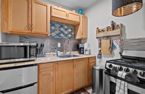 Aptos Apartamento | Stairway to Treetop Heaven- Lower 1bd w/private hot tub and deck!