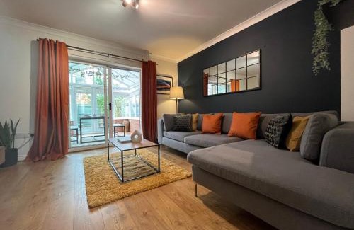 Stamford Casa | Stamford House - Superb Short Stays and Contractors with Free Parking