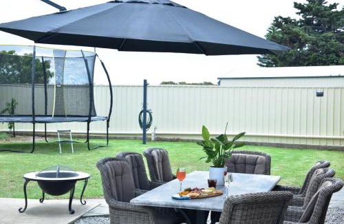Dalrymple Casa | Stan Breeze: Elegant Family Retreat