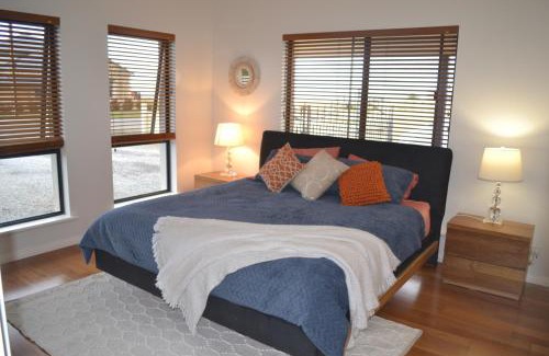 Dalrymple Casa | Stan Breeze: Elegant Family Retreat
