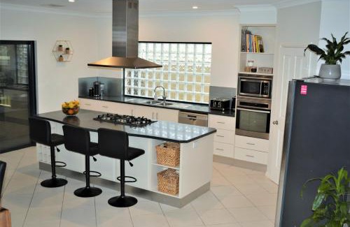 Dalrymple Casa | Stan Breeze: Elegant Family Retreat