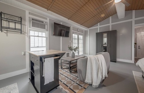 Old Seminole Heights Apartamento | Stand alone studio with private driveway and fenced in backyard.