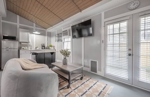 Old Seminole Heights Apartamento | Stand alone studio with private driveway and fenced in backyard.
