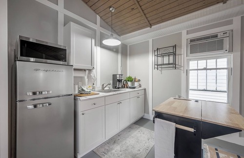Old Seminole Heights Apartamento | Stand alone studio with private driveway and fenced in backyard.