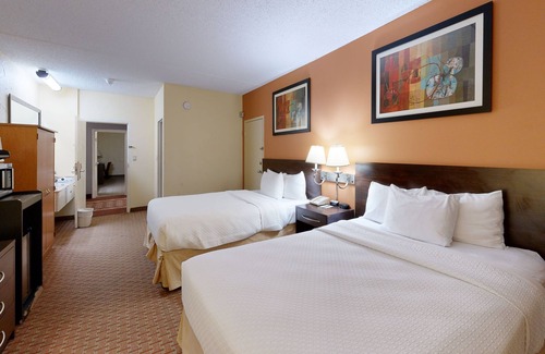 Bangor Casa | Standard 2 Queen Beds Room