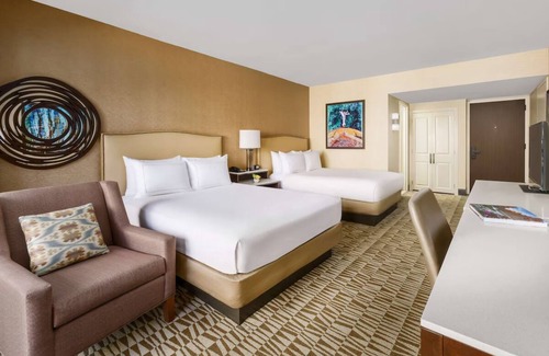 Phoenix Hotel | Standard 2 Queens at Hilton Phoenix Airport - Outdoor Pool & Hiking Trails