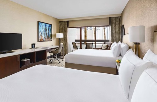 Phoenix Hotel | Standard 2 Queens at Hilton Phoenix Airport - Outdoor Pool & Hiking Trails