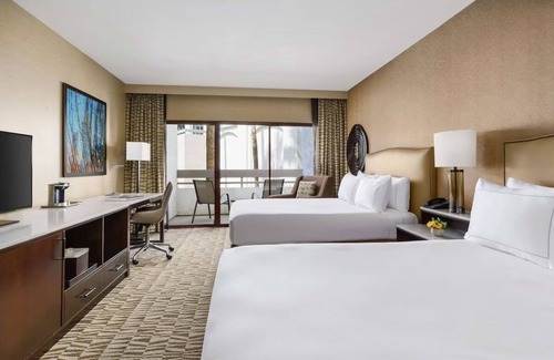 Phoenix Hotel | Standard 2 Queens at Hilton Phoenix Airport - Outdoor Pool & Hiking Trails