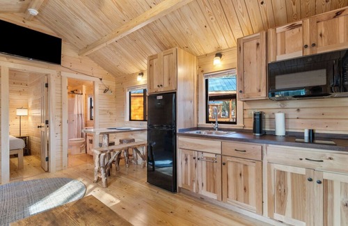 Thonotosassa Cabina | Standard Cabin with Premium Porch - Happy Travelers RV Resort