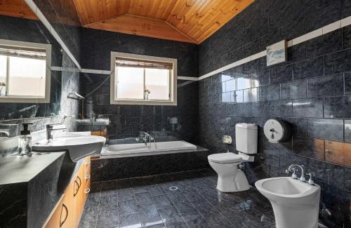 Bexley Casa | Standard Double Room - Convenient Spot in Bexley - Shared Bathroom