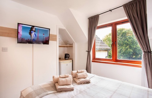 Alness Cama Y Desayuno | Standard Double Room in Country Side Guesthouse with Shared Bathroom and beautiful views.